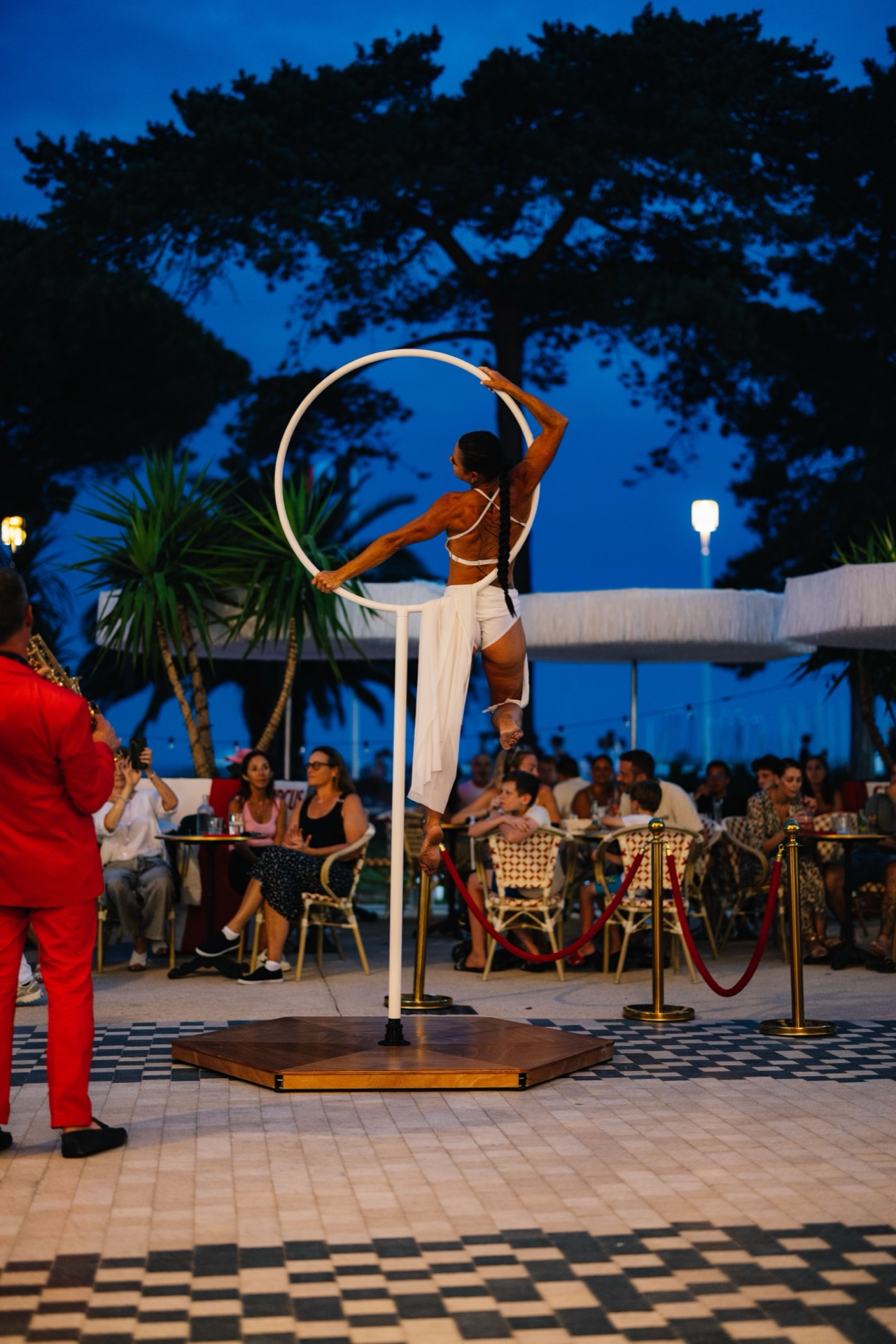 Acrobate au cerceau aérien au crépuscule