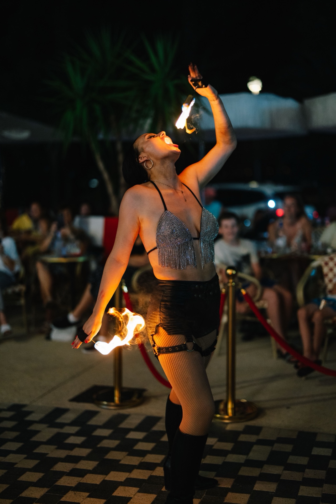 Cracheuse de feu en terrasse