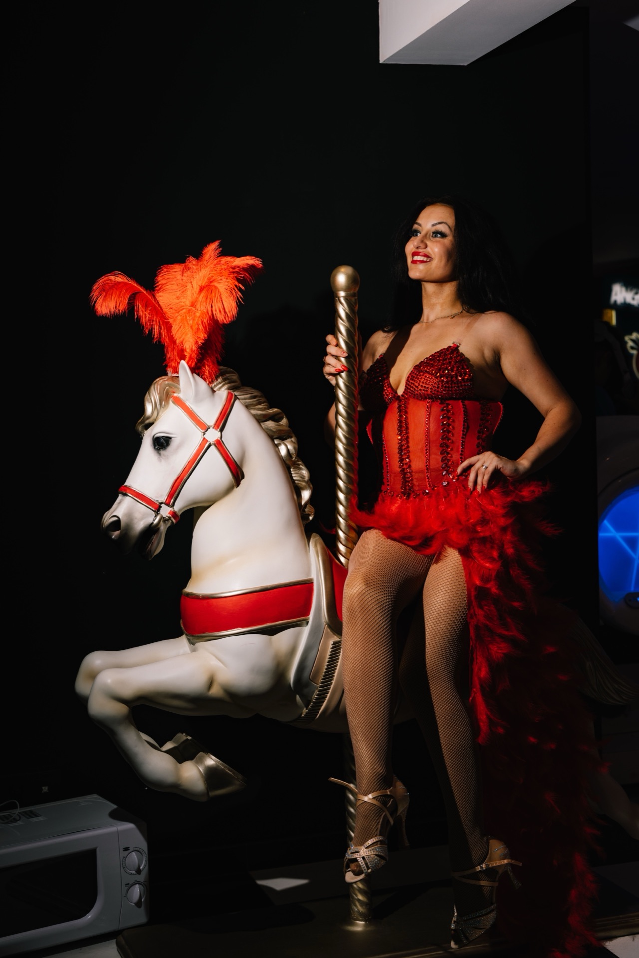 Danseuse cabaret avec cheval de carrousel